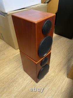 Very nice pair of Monitor Audio Radius 90 bookshelf speakers in rosewood /walnut