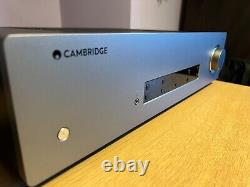 Amplificateur stéréo intégré Cambridge Audio CXA81, gris lunaire.