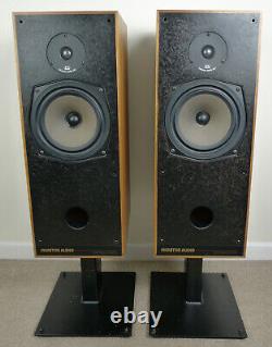 Enceintes stéréo HiFi Monitor Audio R352 en noyer avec pieds pointus