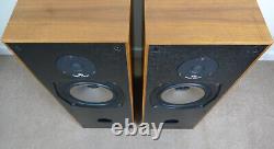 Enceintes stéréo HiFi Monitor Audio R352 en noyer avec pieds pointus