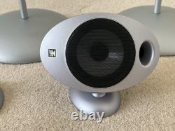 Enceintes surround KEF HTS2001 Egg x 5, 4 pieds hauts, câbles, manuels, boîte