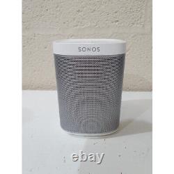 Haut-parleur intelligent compact sans fil Sonos Play1 avec son stéréo Bluetooth en blanc et gris.