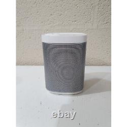 Haut-parleur intelligent compact sans fil Sonos Play1 avec son stéréo Bluetooth en blanc et gris.