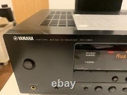 Système de haut-parleurs avec récepteur AV stéréo Yamaha RX-V363 pour l'audio domestique.